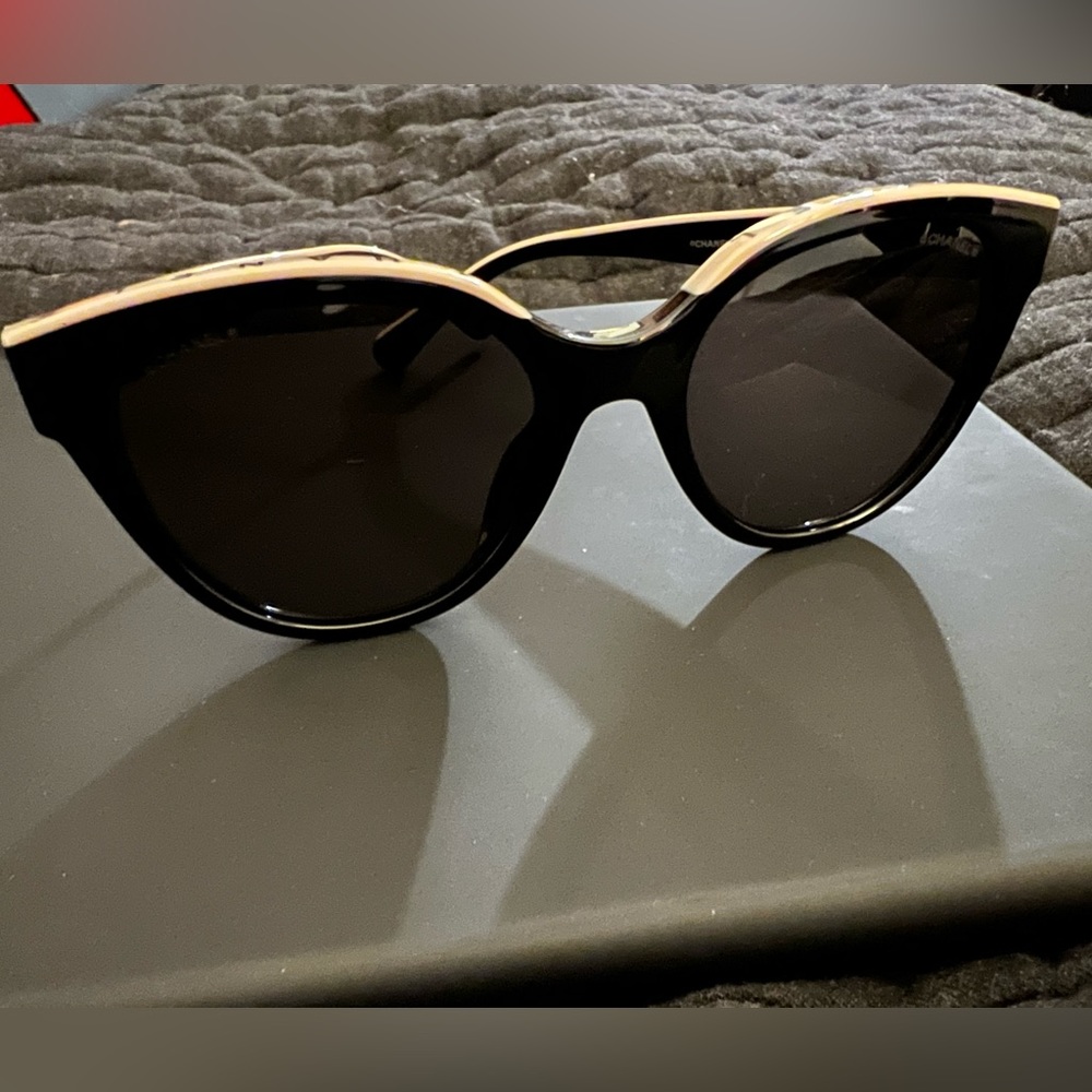Selling my beautiful Chanel Sunglasses for Lady’s